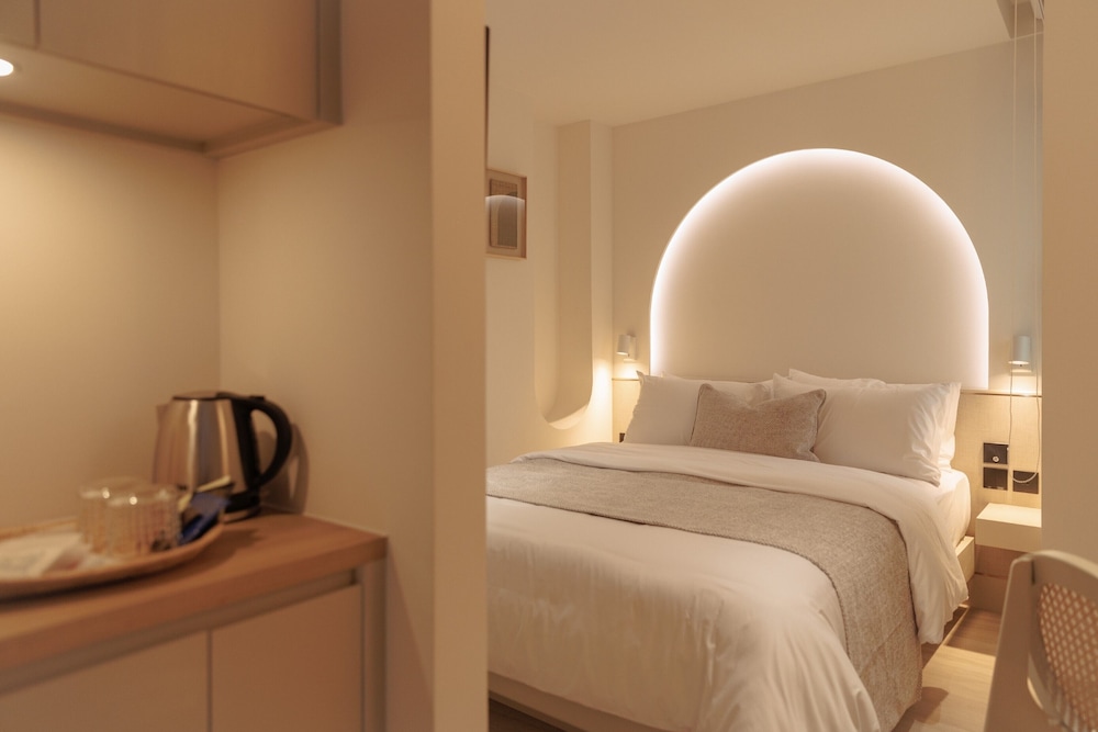 Deluxe Room with Queen Bed photo 2