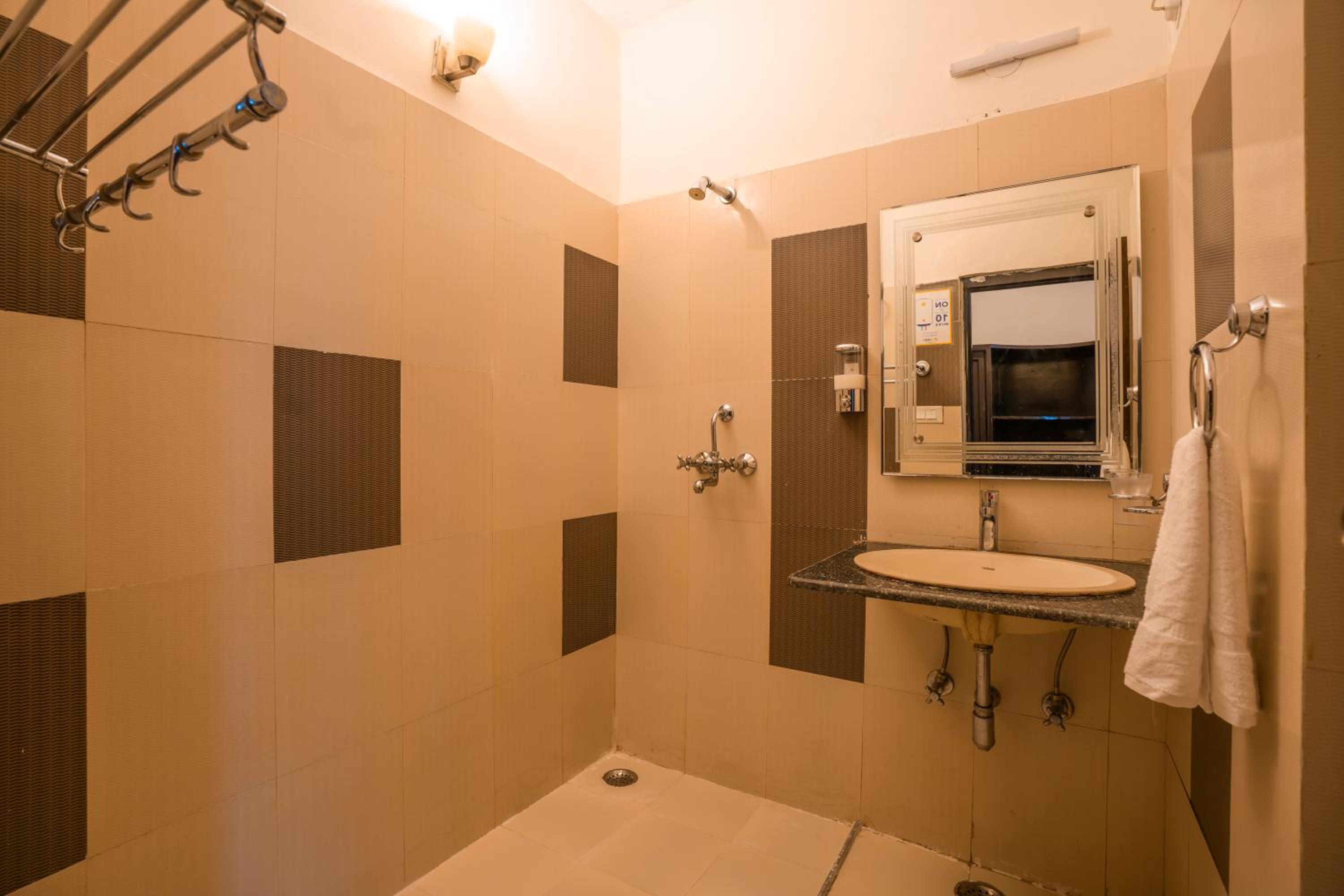Bed in 4 Bed Mixed Dormitory Room with Ensuite Bathroom photo 1