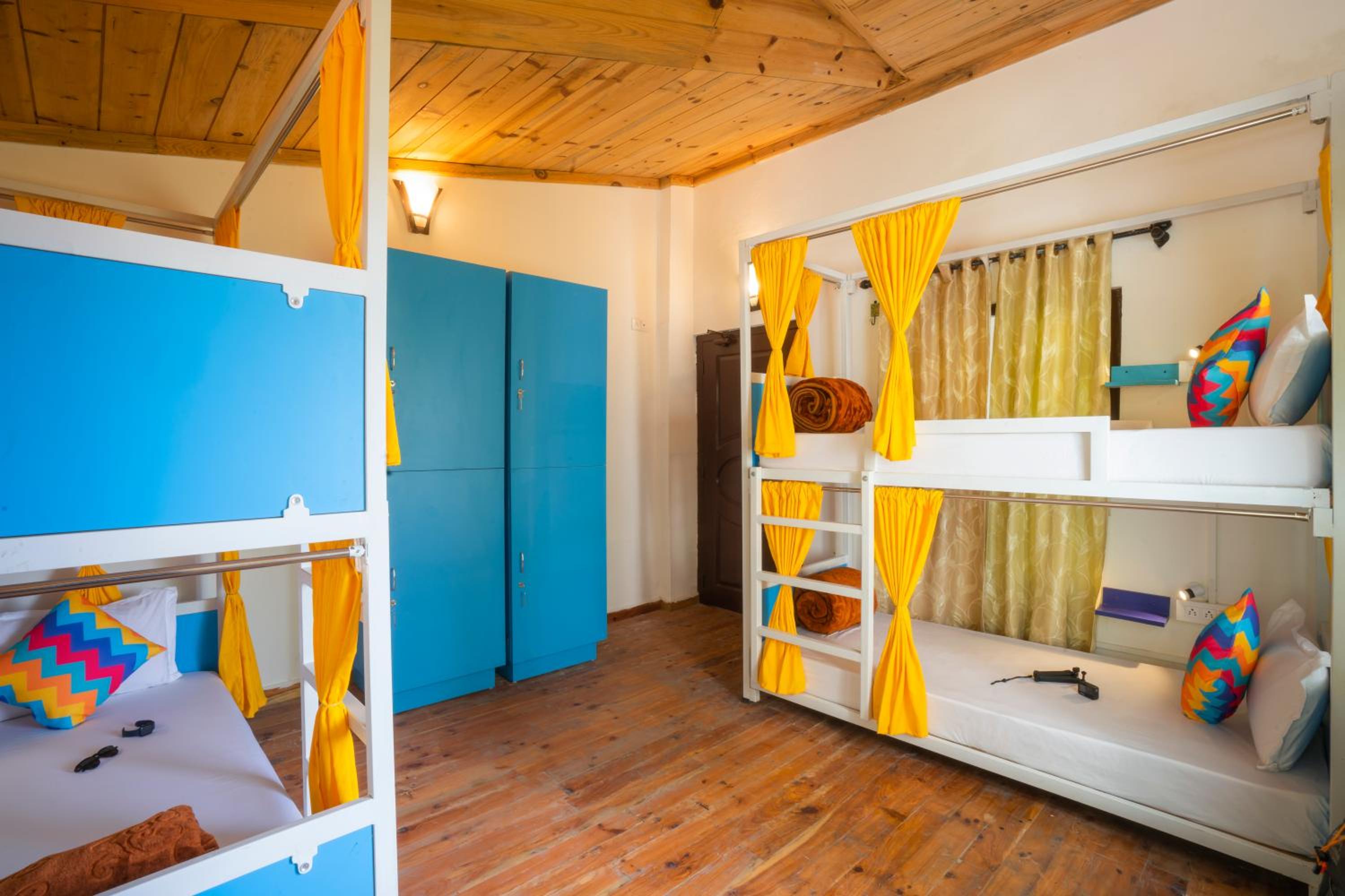 Bed in 4 Bed Mixed Dormitory Room with Ensuite Bathroom photo 2