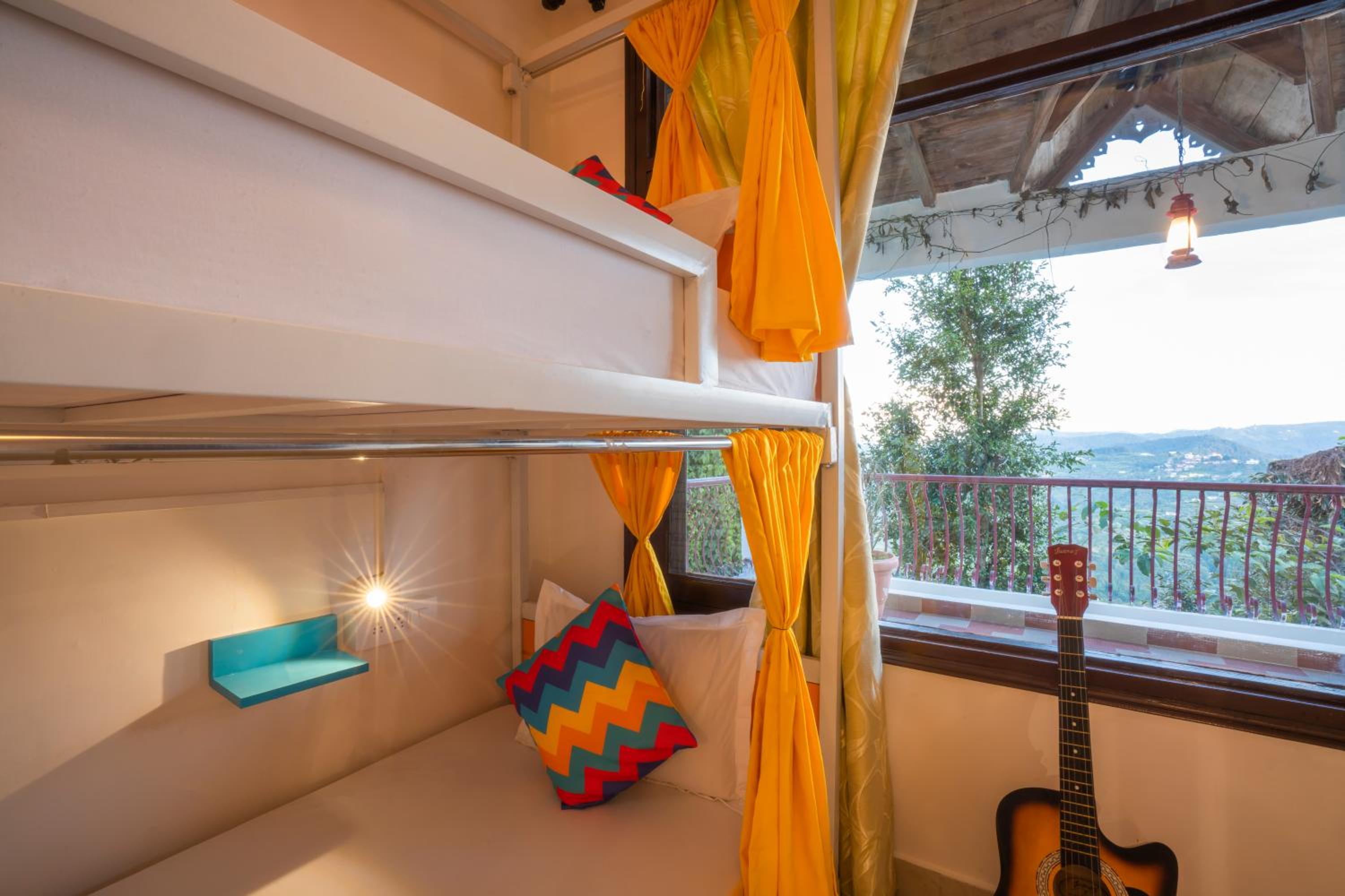 Bed in 4 Bed Mixed Dormitory Room with Ensuite Bathroom photo 3
