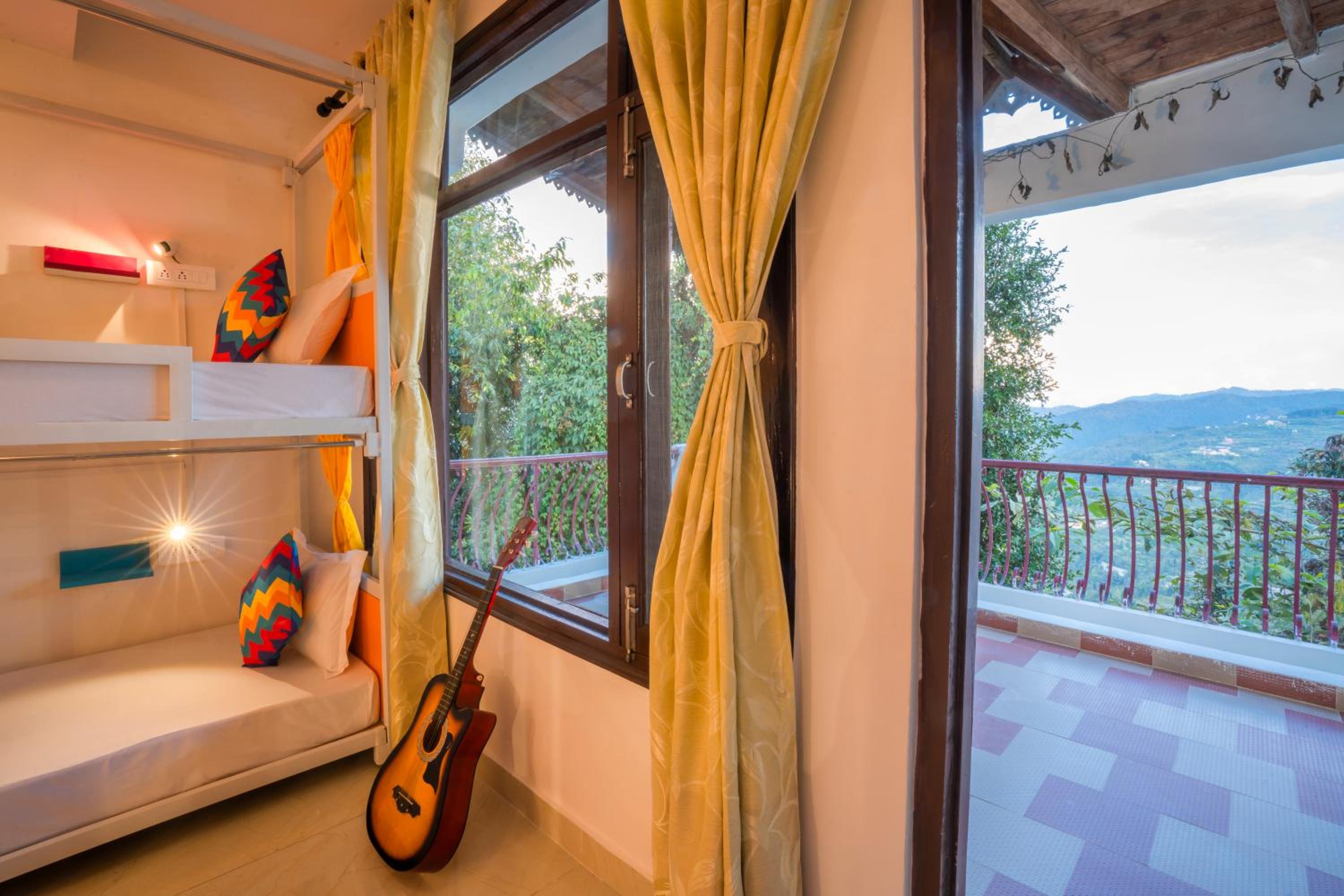 Bed in 6 Bed Mixed Dormitory Room with Ensuite Bathroom photo 2