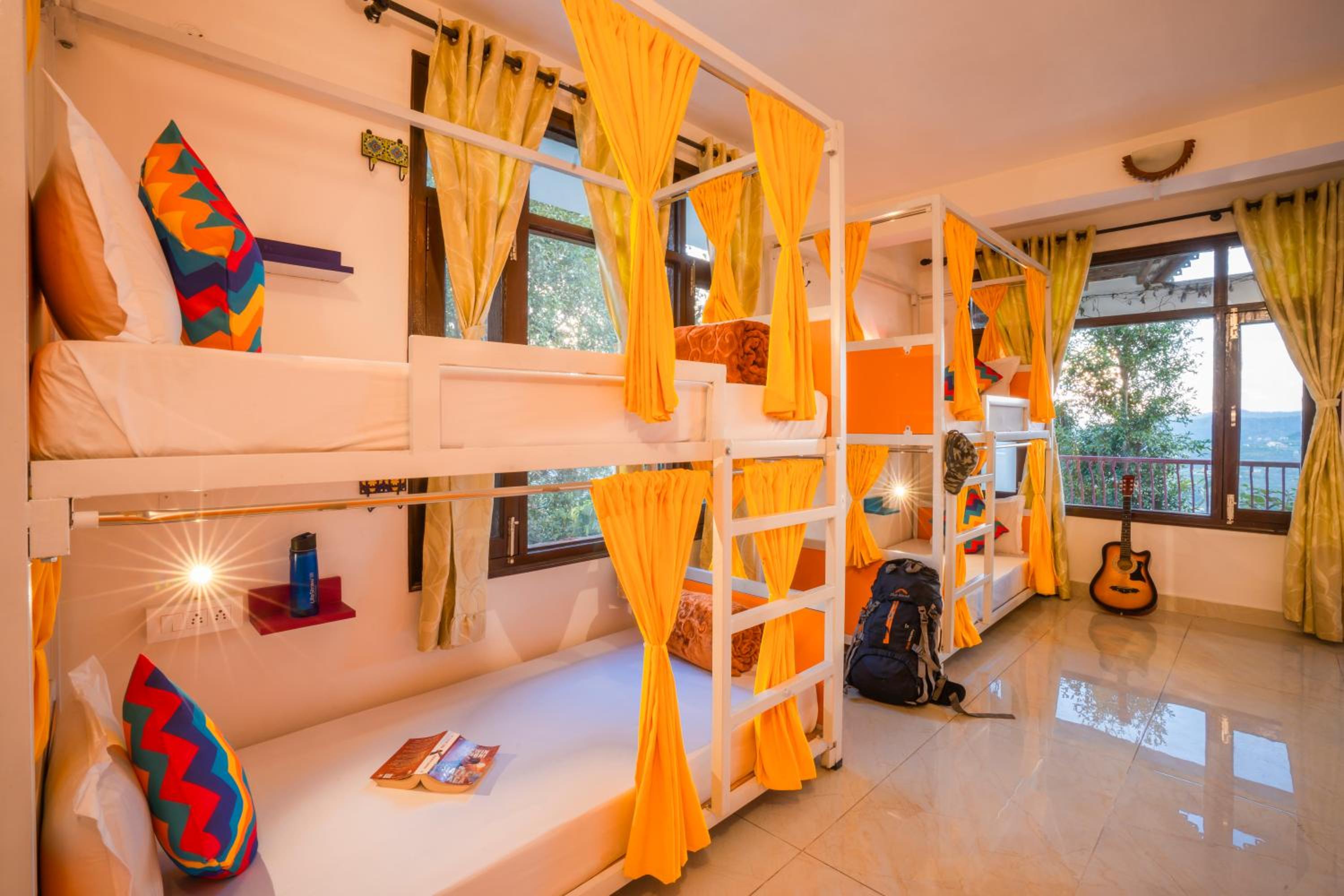 Bed in 6 Bed Mixed Dormitory Room with Ensuite Bathroom photo 3