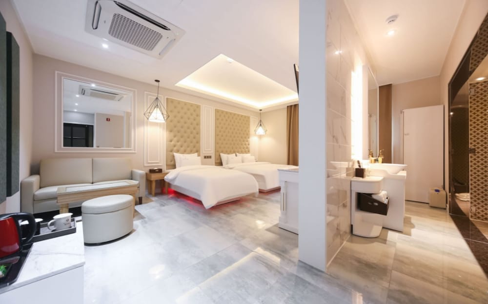 VIP Twin Room (Extra Person Fee Check On-site) - Photo 1