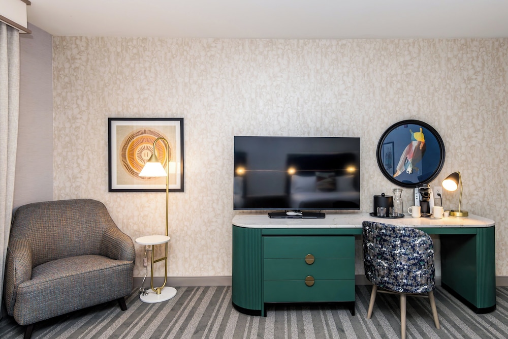 Standard Room, 2 Queen Beds, Roll-in Shower (Communications) photo 2
