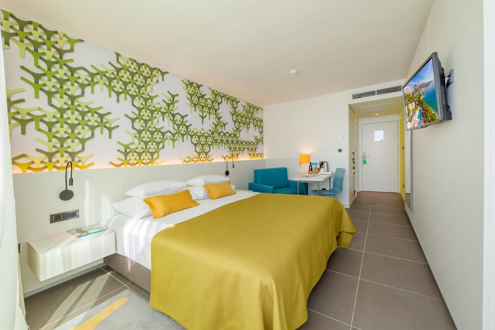 Standard Double Room, Balcony, Partial Sea View (Annex Building) - Photo 2
