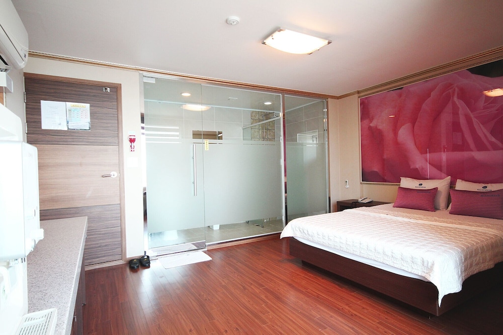 Room (Family room) - Photo 2