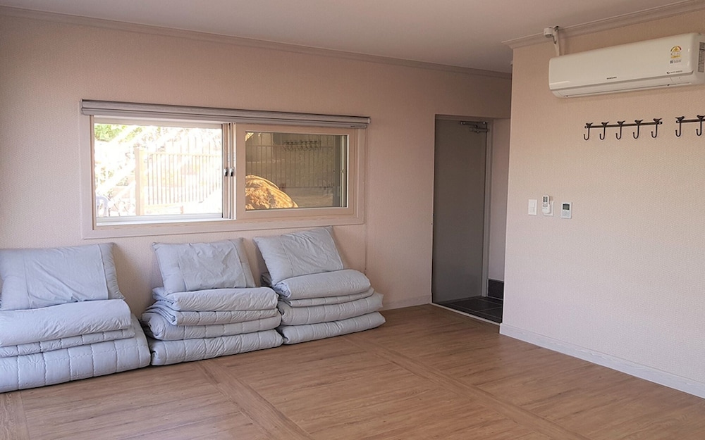 Room (Full of Sunshine Room) - Photo 3