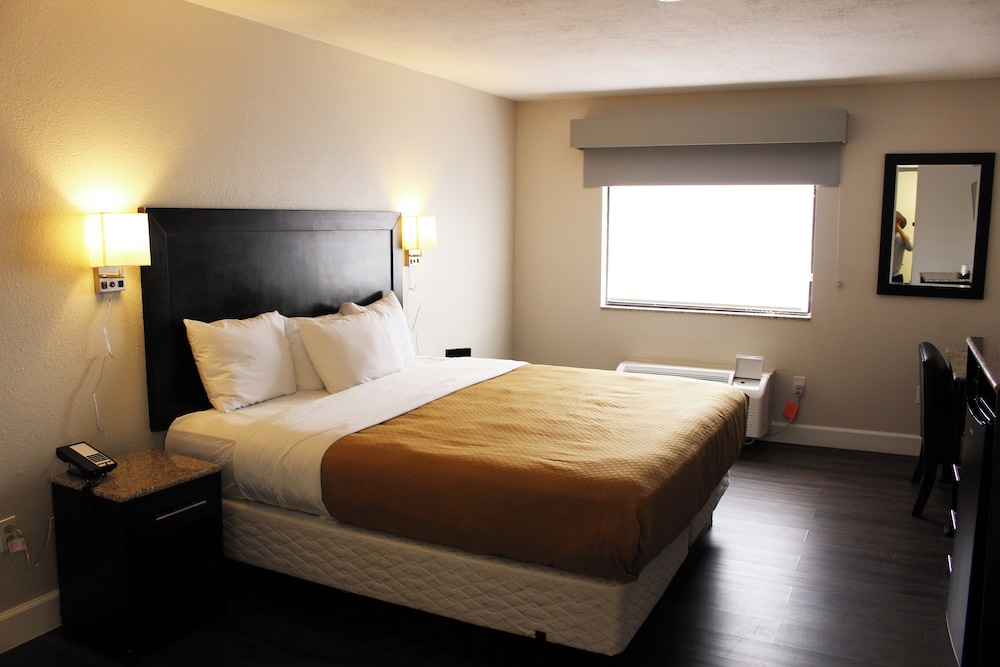 Studio Suite, 1 King Bed, Non Smoking - Photo 3