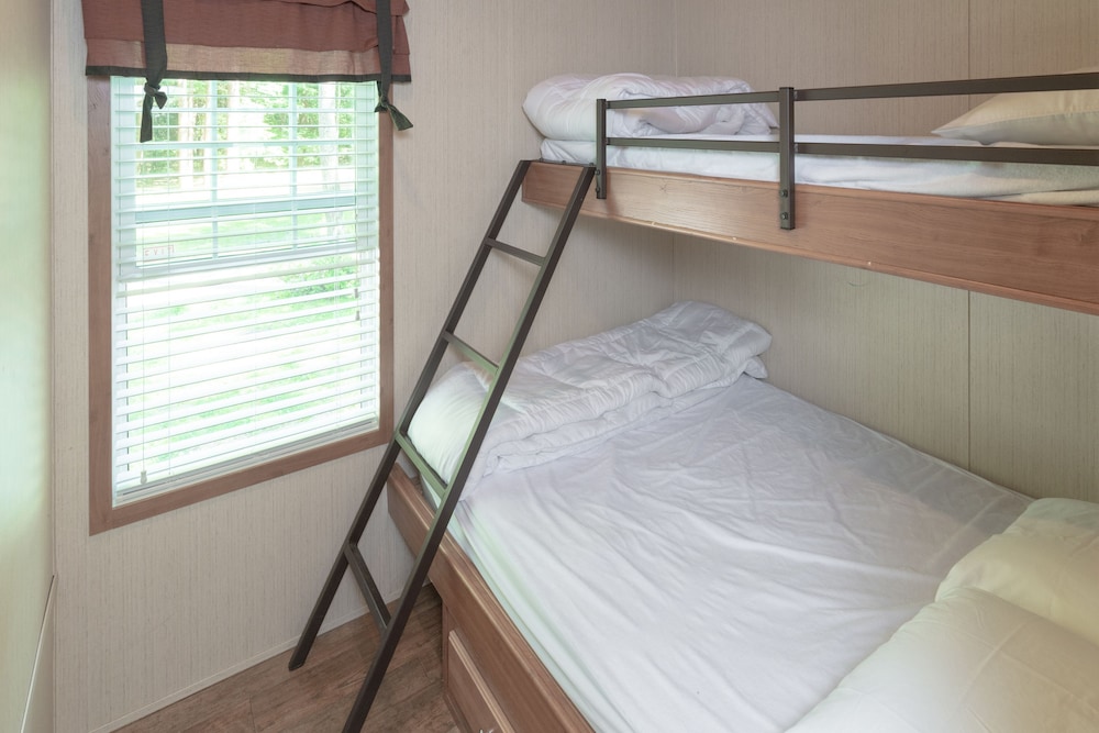 Two Bedroom Family Cottage (Linens not provided) photo 1