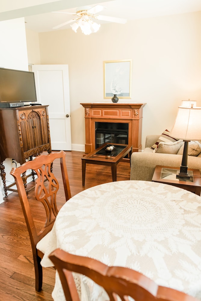 Deluxe Suite, Kitchen, Partial Lake View photo 3