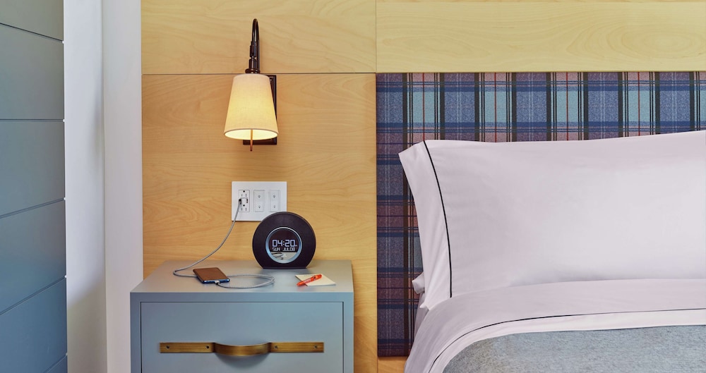 Deluxe Room, 1 King Bed, Accessible, City View (Hearing) thumbnail 5