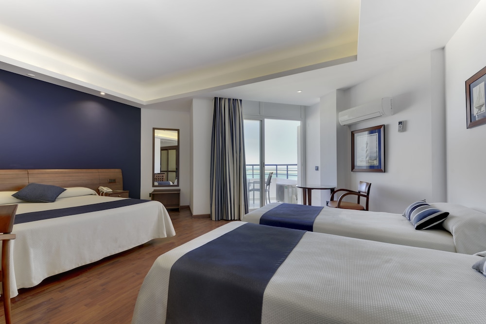 Habitación Cuádruple con Vista al Mar (4 Adultos)