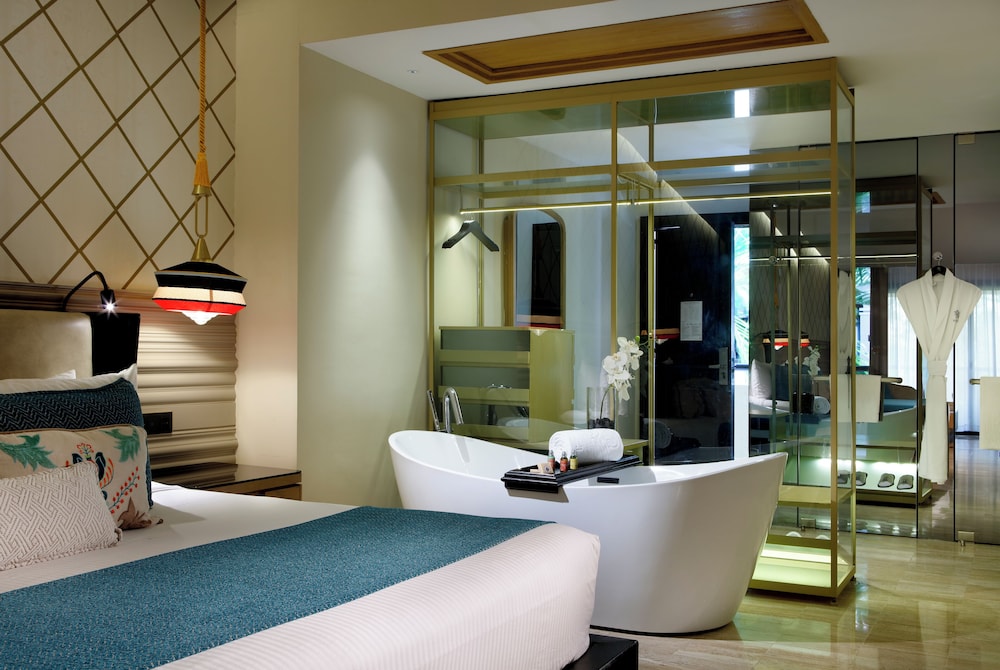 Junior Suite Poolside Ocean View