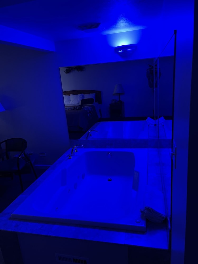 King Whirlpool Suite - Photo 4