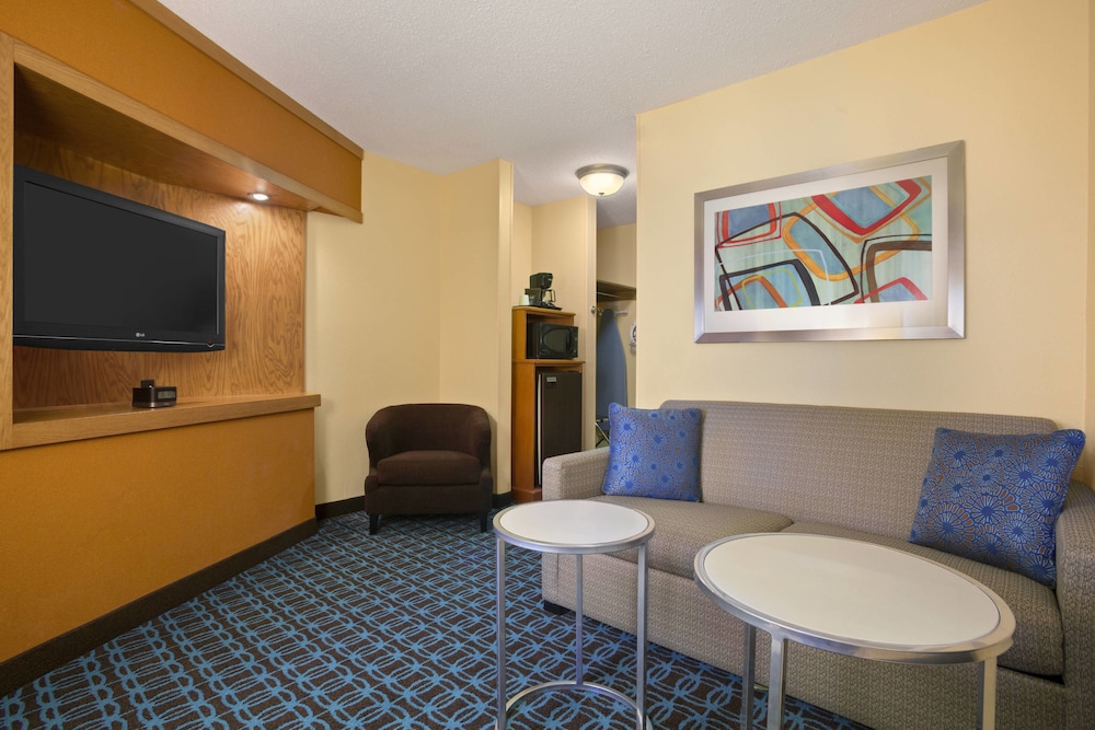 Executive Suite, 1 King Bed with Sofa bed photo 3