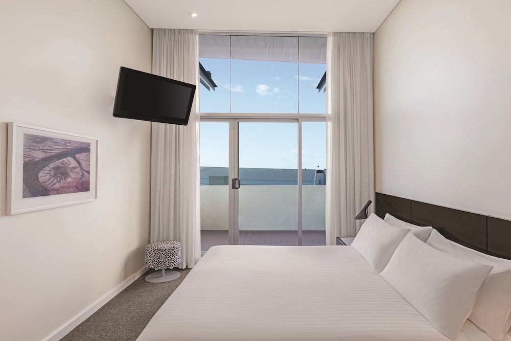 One Bedroom Premier Apartment King - Photo 4
