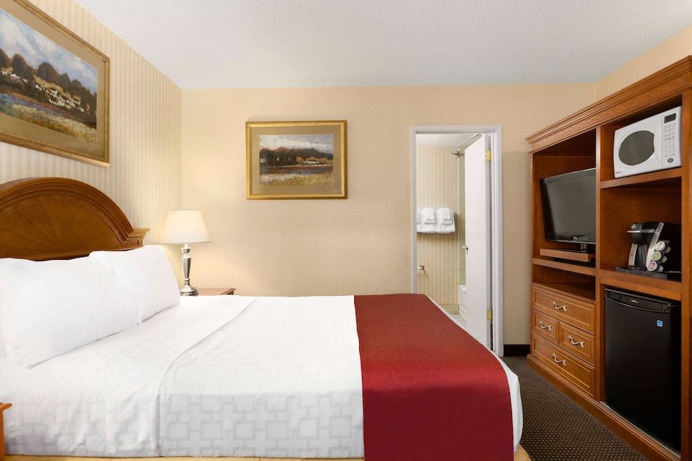 Standard Room, 1 Queen Bed - Photo 1