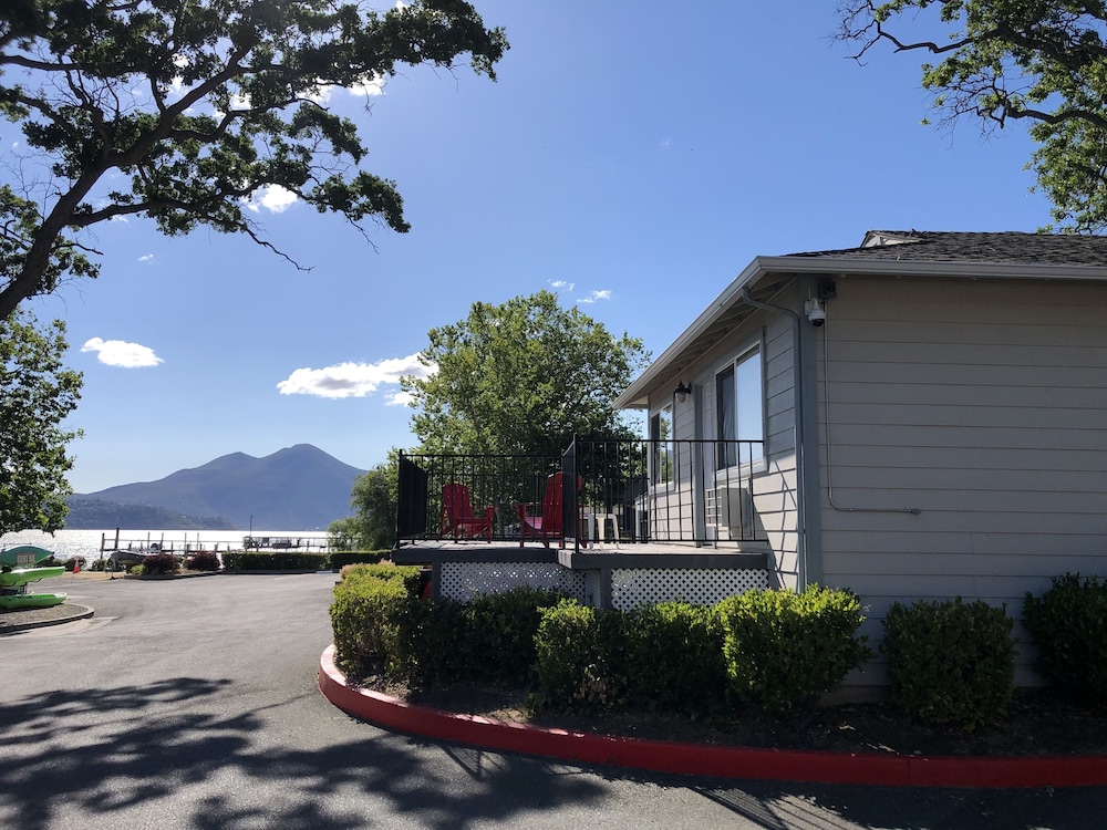 28 Large Lakeview 1 BR 1 Queen Bed