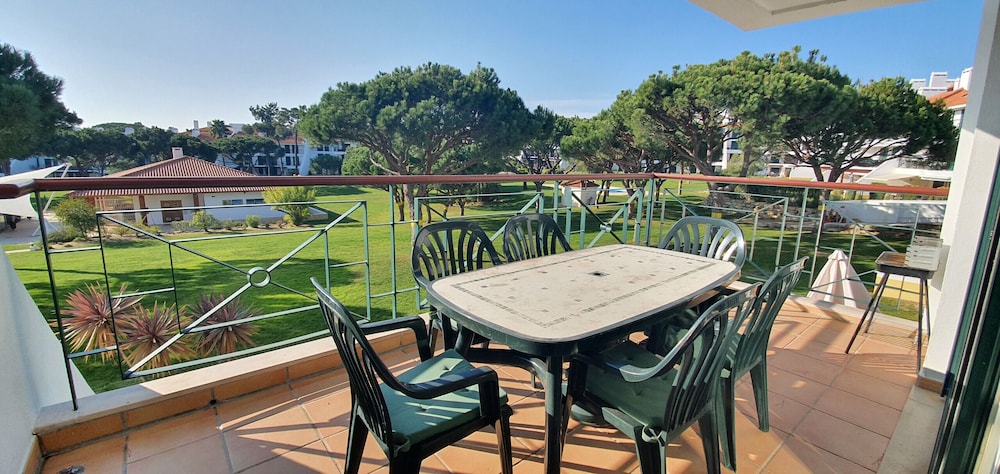 Apartment, 2 Bedrooms, Pool Access, Pool View photo 2