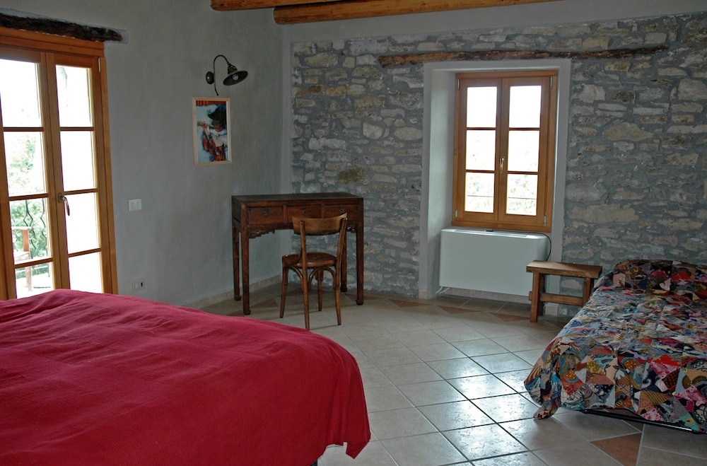 Room (Capriolo)