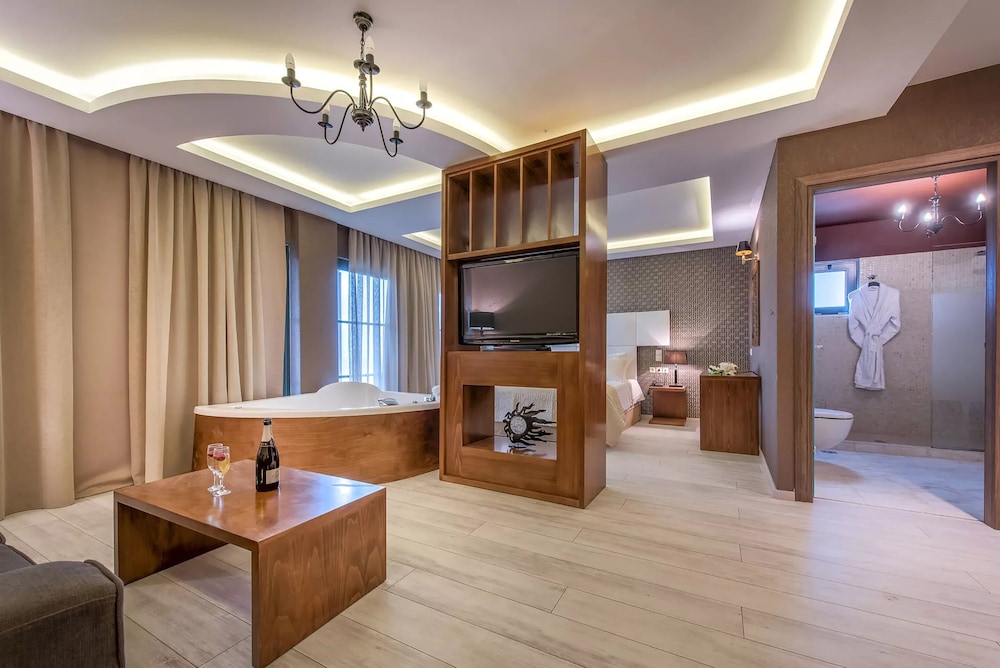Deluxe Suite, Hot Tub, Partial Sea View photo 3