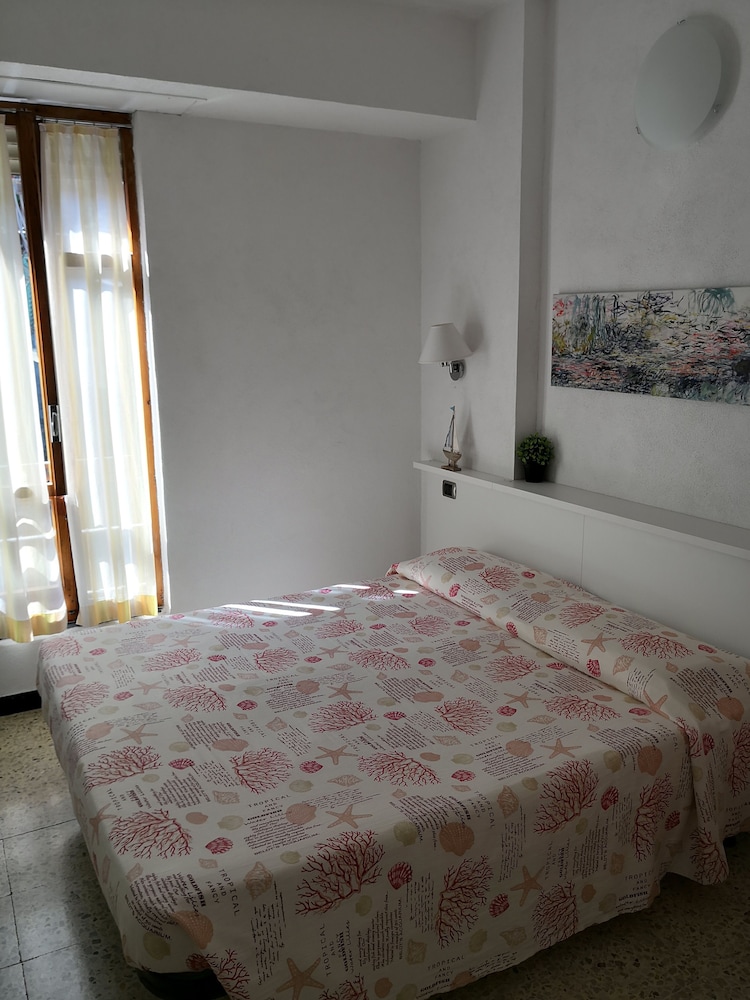 Basic Double Room, 1 Queen Bed
