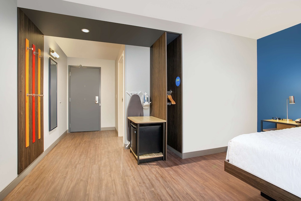 Room, 1 King Bed, Accessible, Bathtub (Hearing) - Photo 2