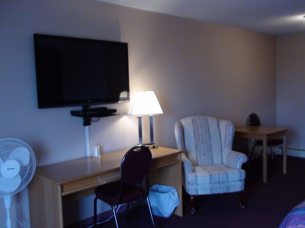 Standard Room, 1 Queen Bed, Non Smoking, Refrigerator & Microwave photo 2