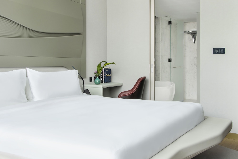 Suite (Ultimate ME, Lounge & Jacuzzi, 2+1) thumbnail 5