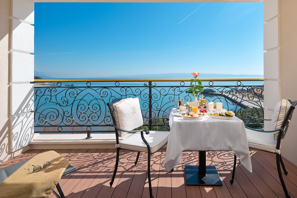 Family Room, Balcony, Sea front - Photo 4