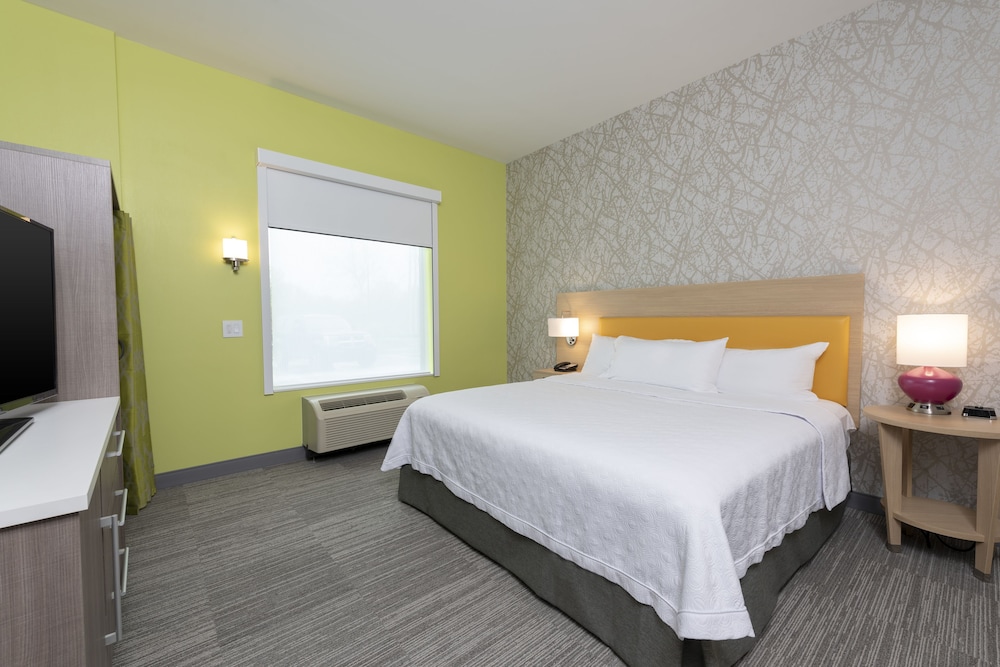 Suite, 1 King Bed, Accessible (Roll-In Shower) photo 3