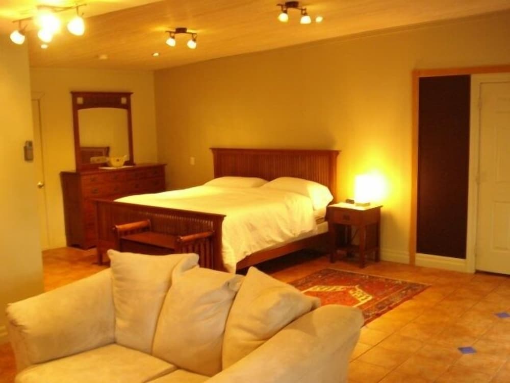Patio Suite, 1 King Bed and 1 Queen Bed, Fireplace, Kitchenette