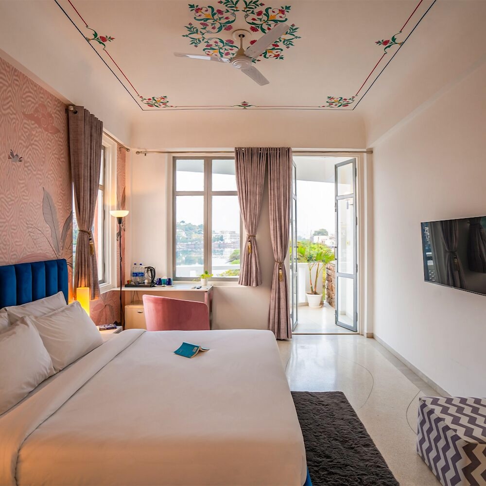 King Room with Balcony - Photo 8