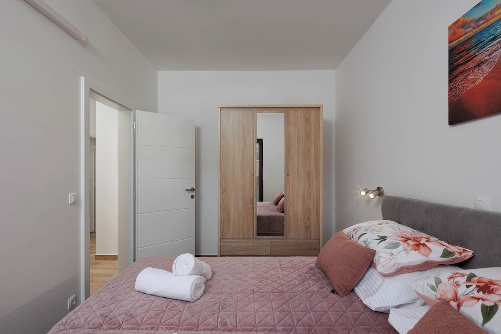 Family Apartment, Multiple Bedrooms, Sea Facing (Seafront Apartment Nana 1) photo 3