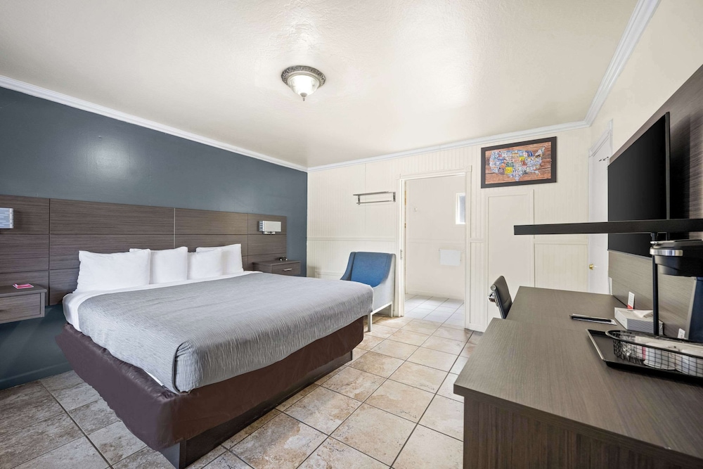 Suite, 1 King Bed, Non Smoking, Kitchenette - Photo 7