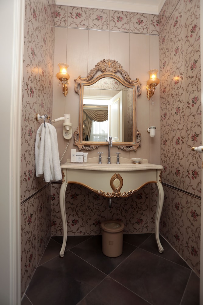 Suite - Photo 13