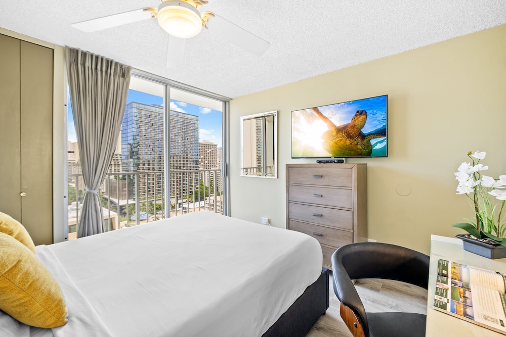 Pacific Monarch - 1 BR - Ocean & City Views: Design Apartment, 1 Bedroom, Balcony, Partial Sea View (0037) photo
