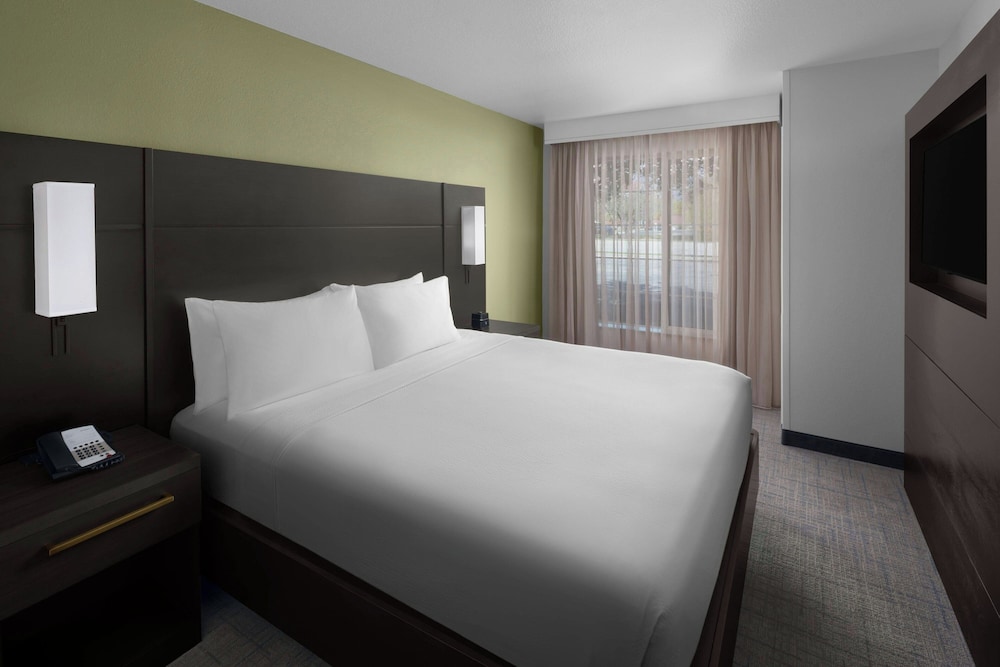 Suite, 2 Bedrooms (Mobility/Hearing Accessible, Tub) photo 3