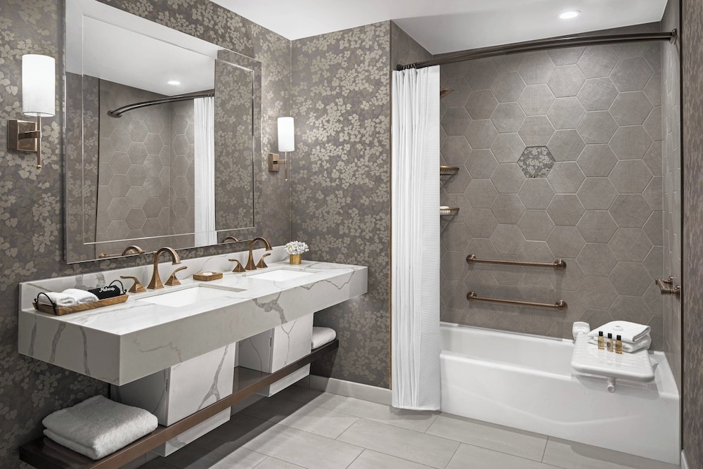 Room, 1 King Bed, River View (Mobility/Hearing Accessible, Tub)