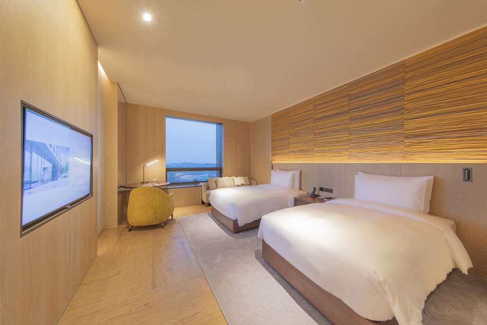Elegant Twin Bed Room photo 1