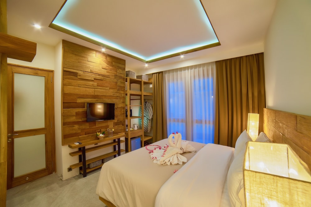 Deluxe Room, Pool View photo 3