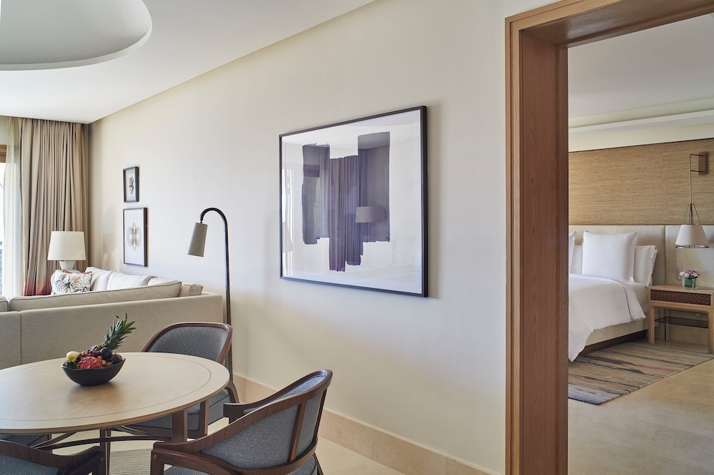 Premier Suite (King) - Photo 3