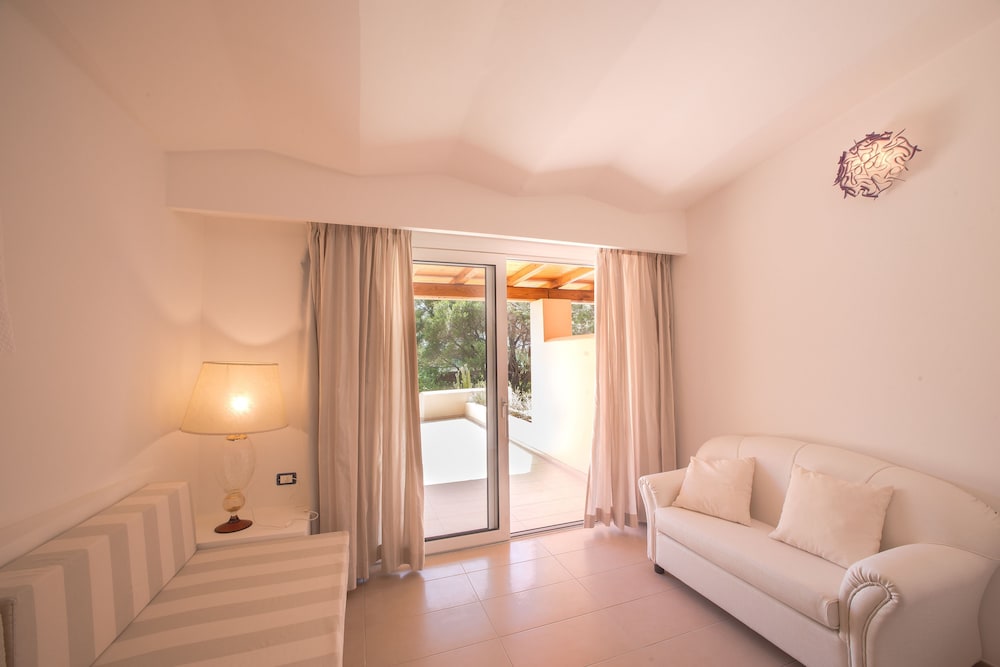 Junior Suite, 1 Double Bed, Patio, Sea View - Photo 4
