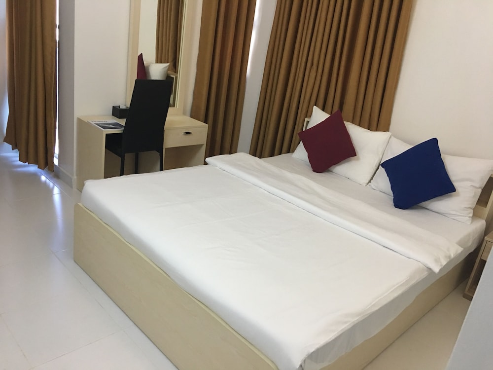 Deluxe Room, 1 Queen Bed, Non Smoking photo 2