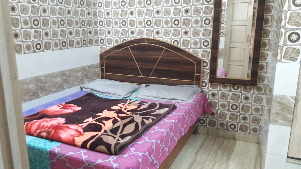 Three bed Non A/C photo 1