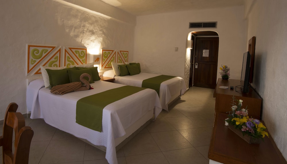Standard Room, 2 Double Beds, Partial Ocean View photo 1