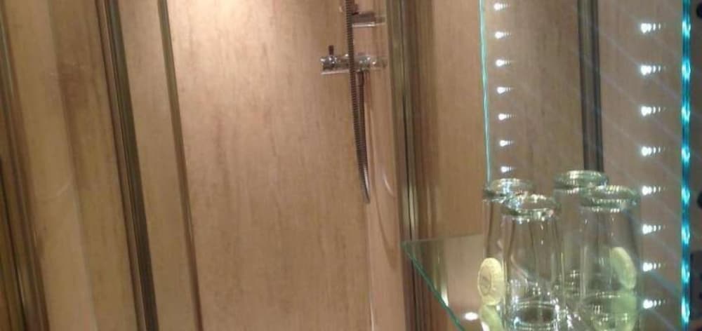 Double Room - Photo 6
