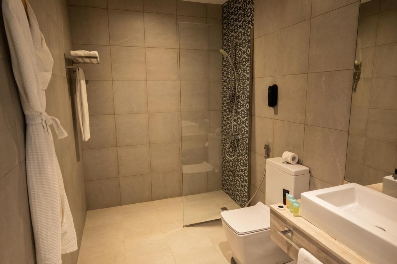 Executive Room Waterfront View With Sofa Bed (Includes 25% Off F&B) photo 3