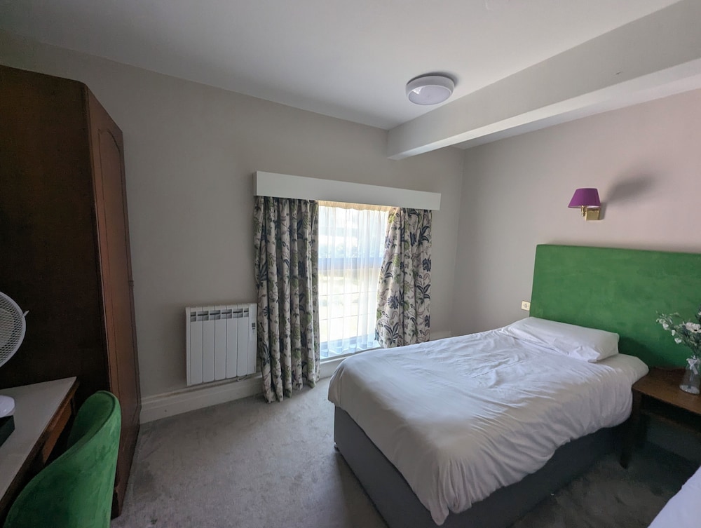 Deluxe Room, 3 Twin Beds photo 3