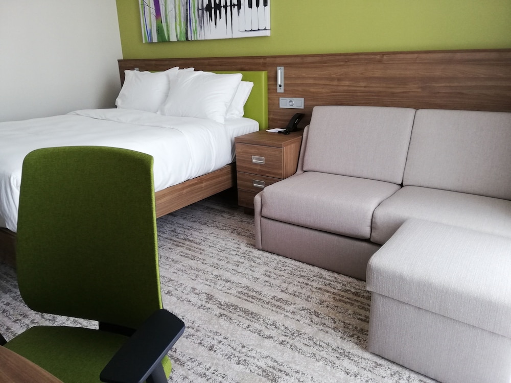 Family Room, 1 Queen Bed - Photo 8